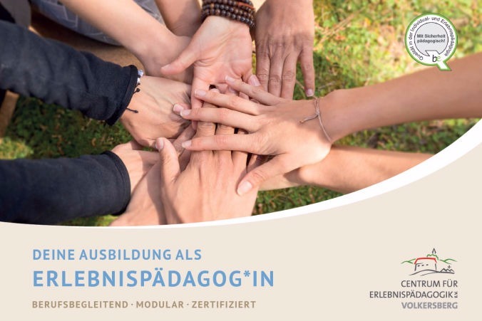 Hände von mehreren Menschen liegen übereinander